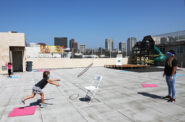 Las autoridades del LAUSD fueron enfáticos que las aperturas de las escuelas dependen principalmente del plan de vacunación de sus empleados, que a su vez dependen del suministro suficiente de dosis en el condado para vacunar a los trabajadores de educación.