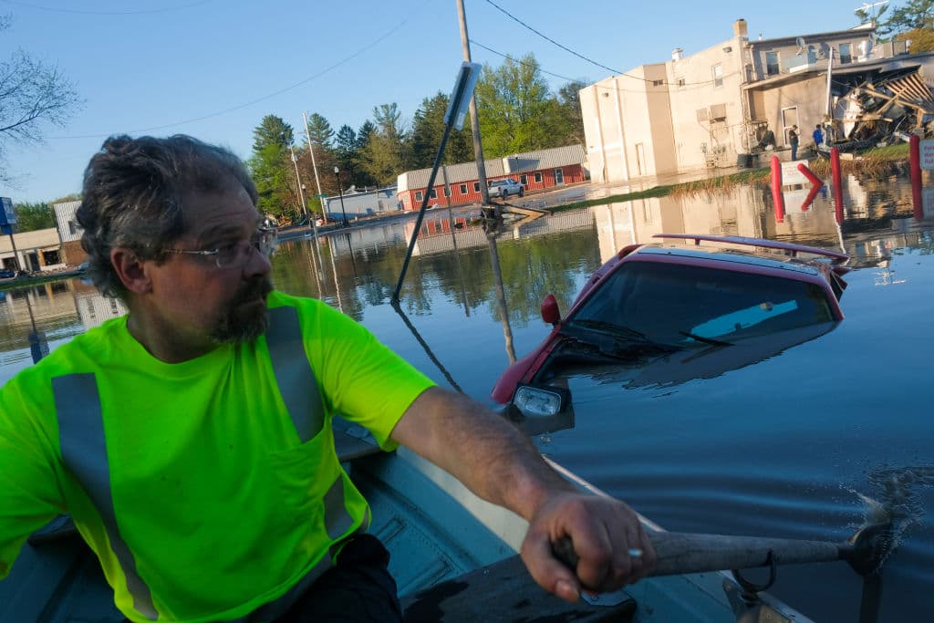 Neil Hawk y su esposa Dawn hicieron un recorrido en bote hasta la zona residencial de Sanford para inspeccionar los daños que sufrió su barrio por las inundaciones.