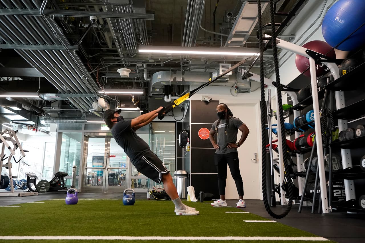 La sesiones con entrenadores personales están permitidas siempre y cuando ambos lleven puesto un cubrebocas y mantengan las normas de distanciamiento social. Muchos tienen que agendar sus sesiones de entrenamiento debido la capacidad limitada de 10%.