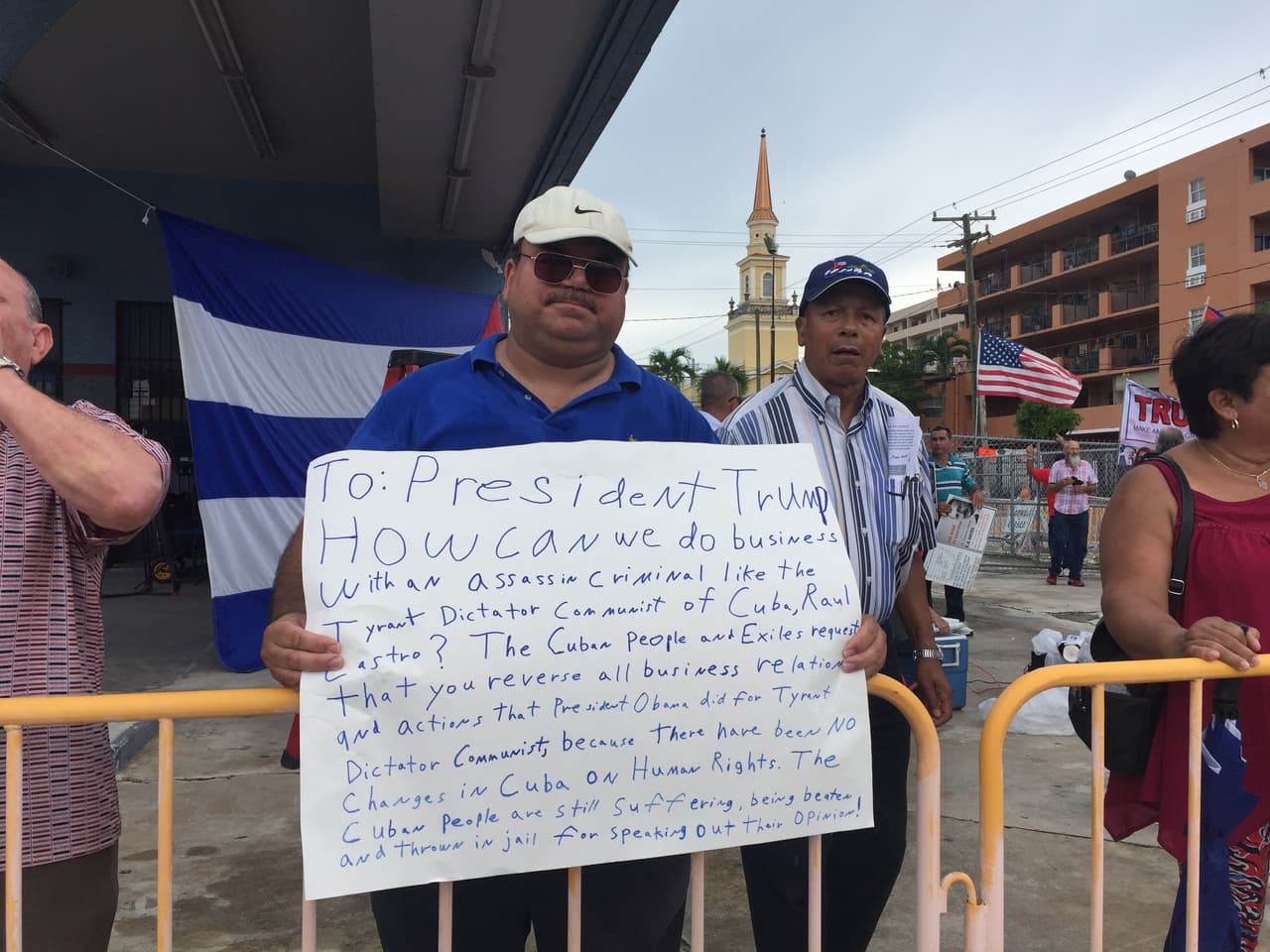 Walter, cubanoestadounidense nacido en Nueva York, estaba del lado de quienes estaban a favor de Trump. "¿Cómo podemos hacer negocios con un criminal asesino de Cuba, Raúl Castro?, se podía leer en su pancarta que era una especie de carta a Donald Trump en la que le pedía revertir el acercamiento emprendido por Obama.