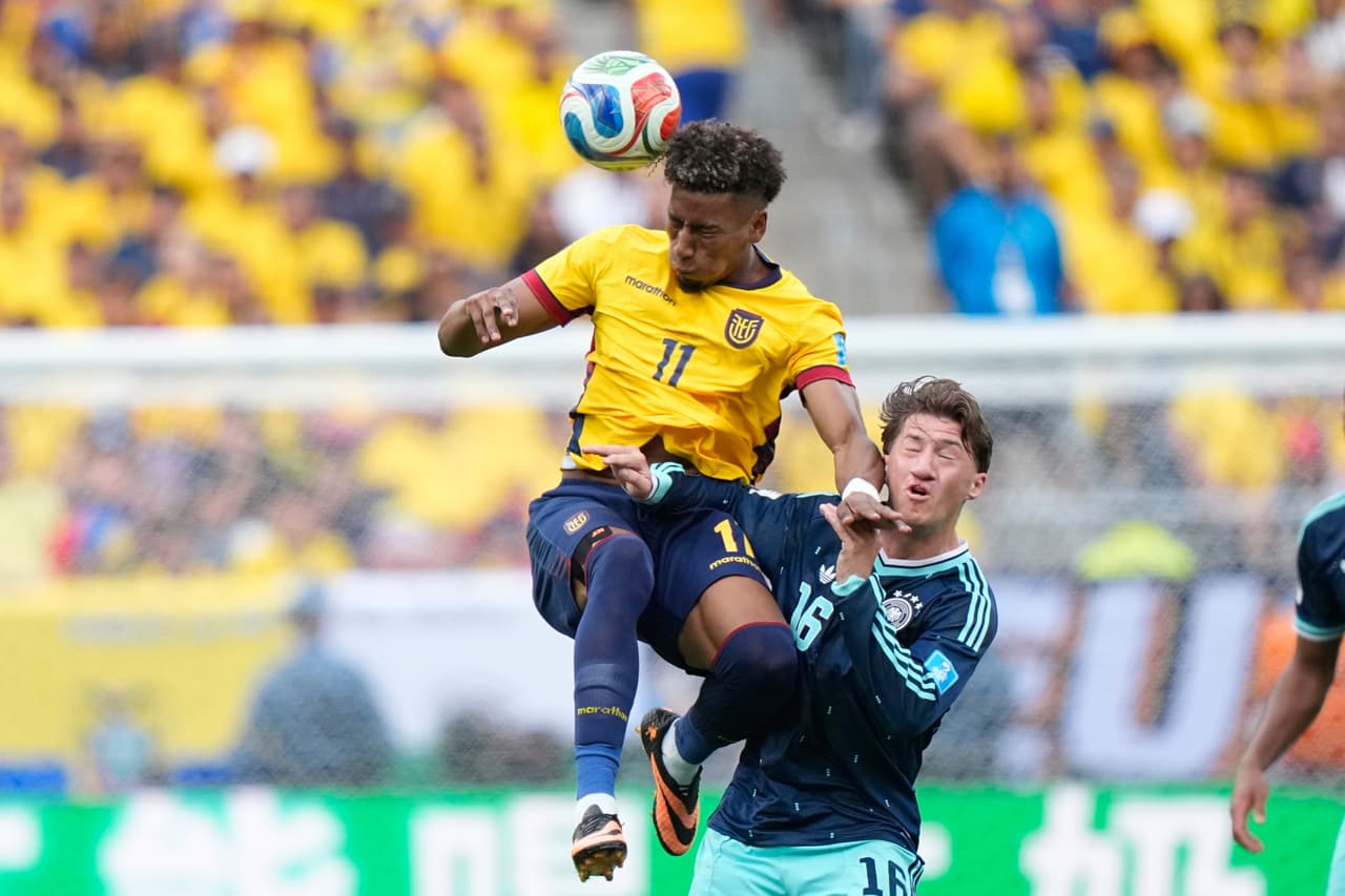 Kevin Rodríguez, de Ecuador (arriba), cabecea el balón disputado por Angelo Stiller.