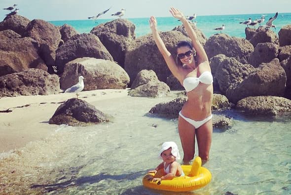 A Lola parece que el peso ganado durante el embarazo le hace los mandados.