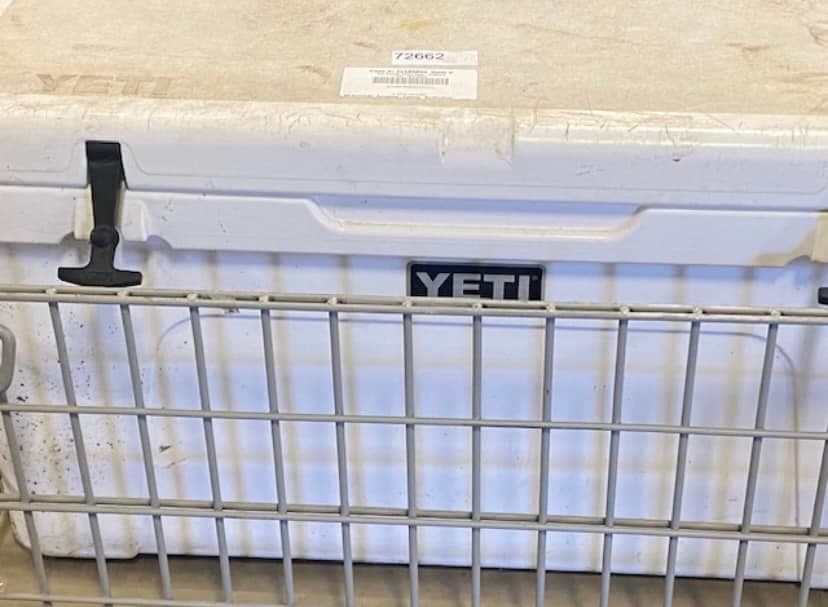 Los pagos de los objetos subastados se recibirán solo en efectivo o tarjeta de crédito, excepto American Express.