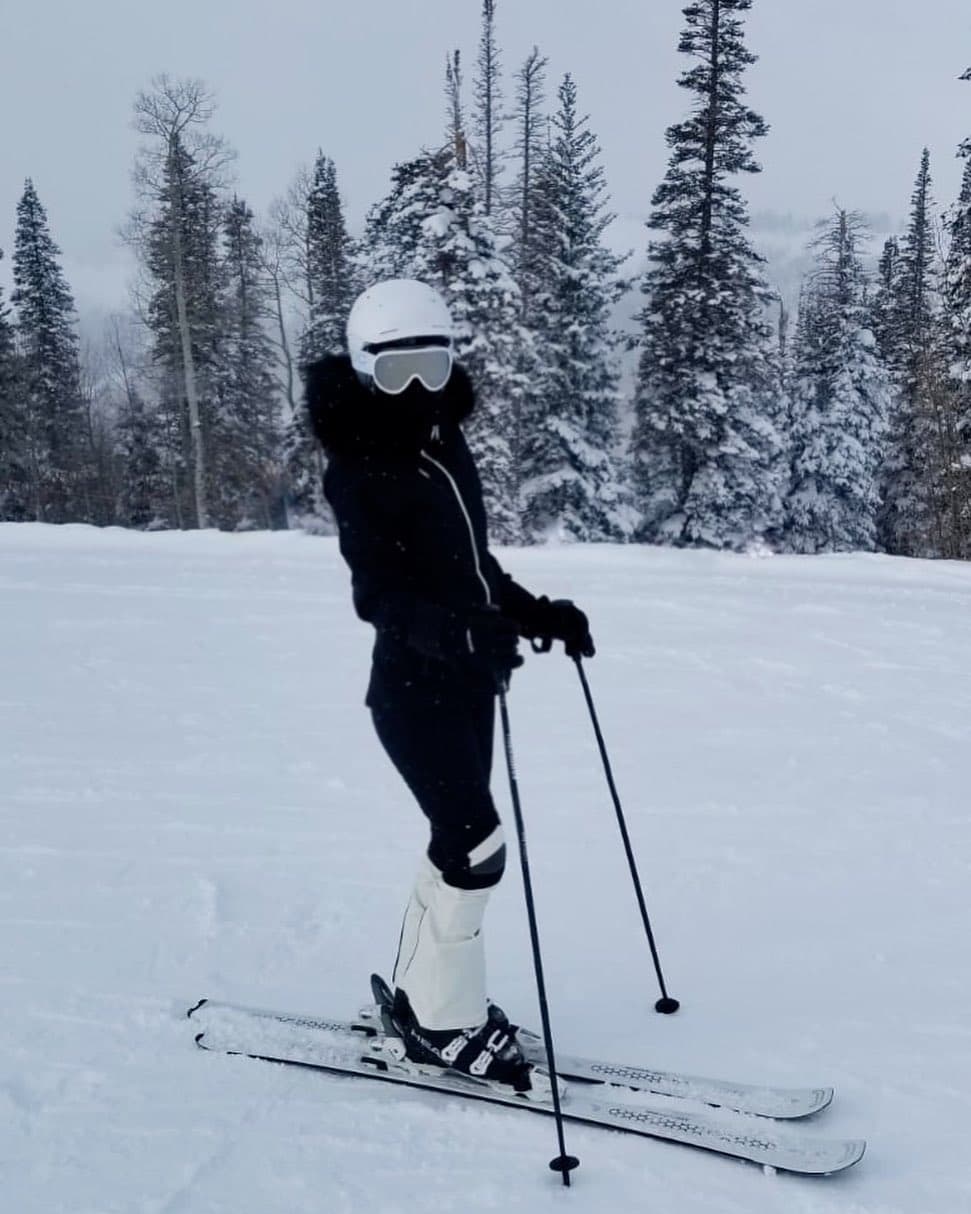 Esquiar es una de sus actividades favoritas y aquí la vemos preparada para recorrer los paisajes nevados. Aunque días antes mostró en sus 'stories' de Intagram lo bien que la ha pasado cocinando.