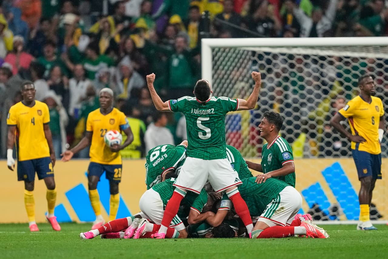 El mexicano Johan Vásquez (5) celebra con sus compañeros tras el segundo gol durante el partido de dieciseisavos de final de la Copa del Mundo entre México y Ecuador, en Ciudad de México, el martes 30 de junio de 2026.