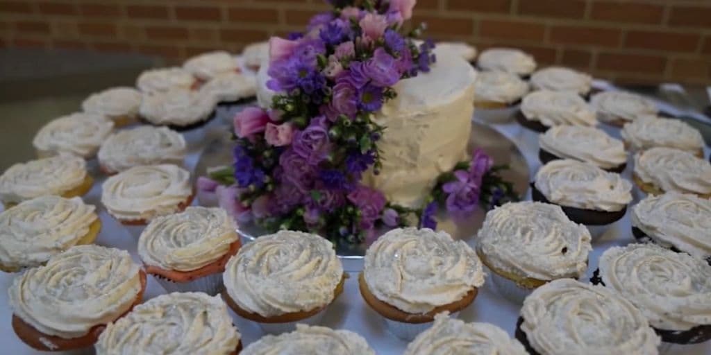 La comunidad inmediatamente se unió y aportaron vestido, esmoquin, bizcocho y fotógrafo para la gran celebración. 
<br>