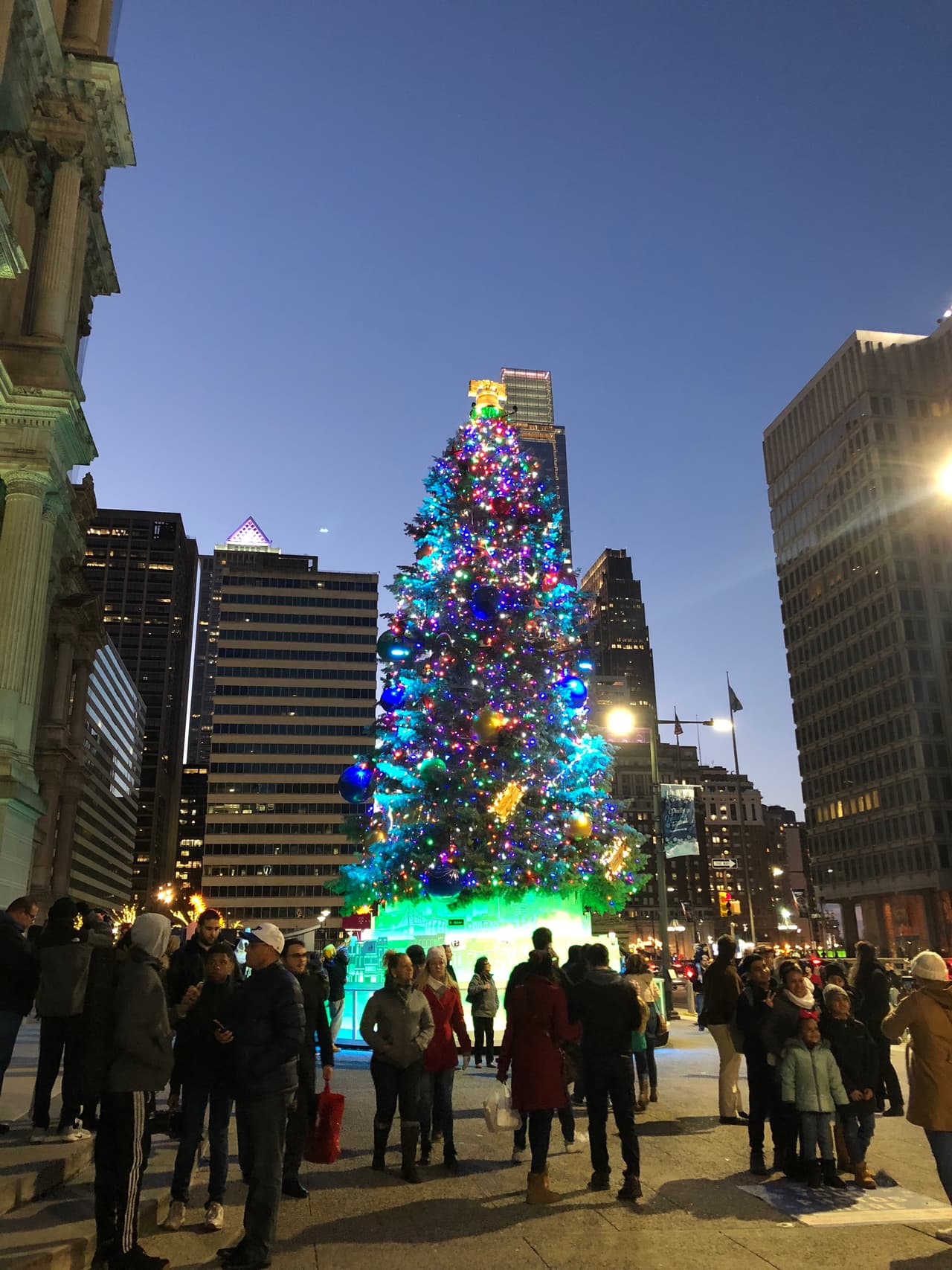 En el ala norte de City Hall es donde encontrarás el pino de 55 pies y las nuevas atracciones de la temporada. 
<br>