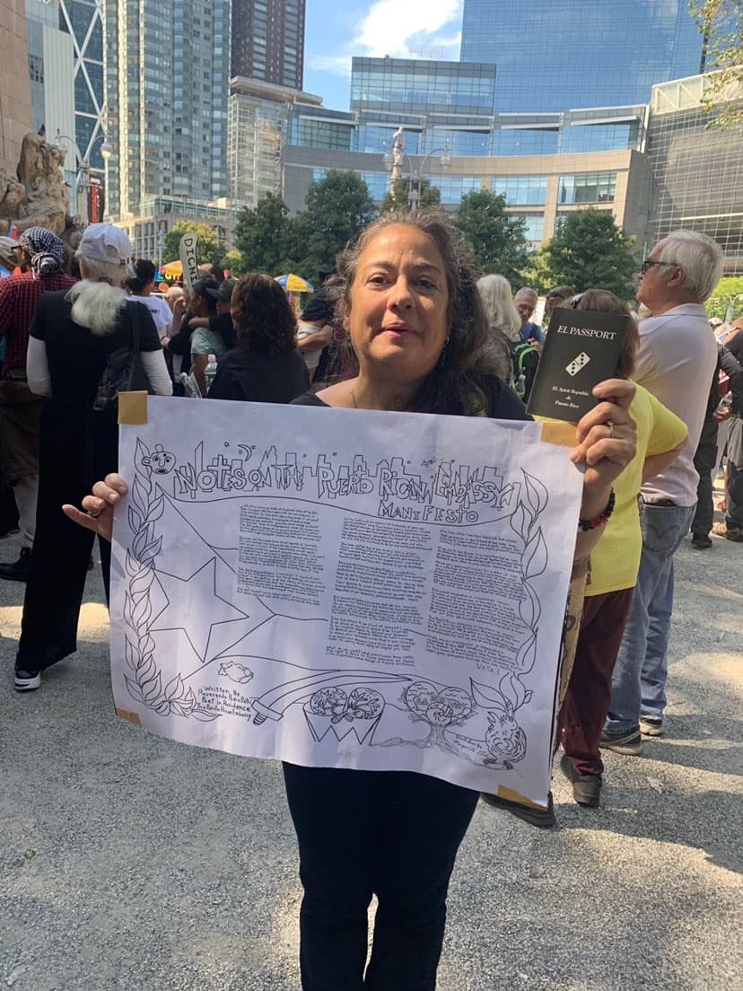 Decenas de boricuas y aliados reunidos para un mítin en Dag Hammarskjold Plaza en Manhattan.