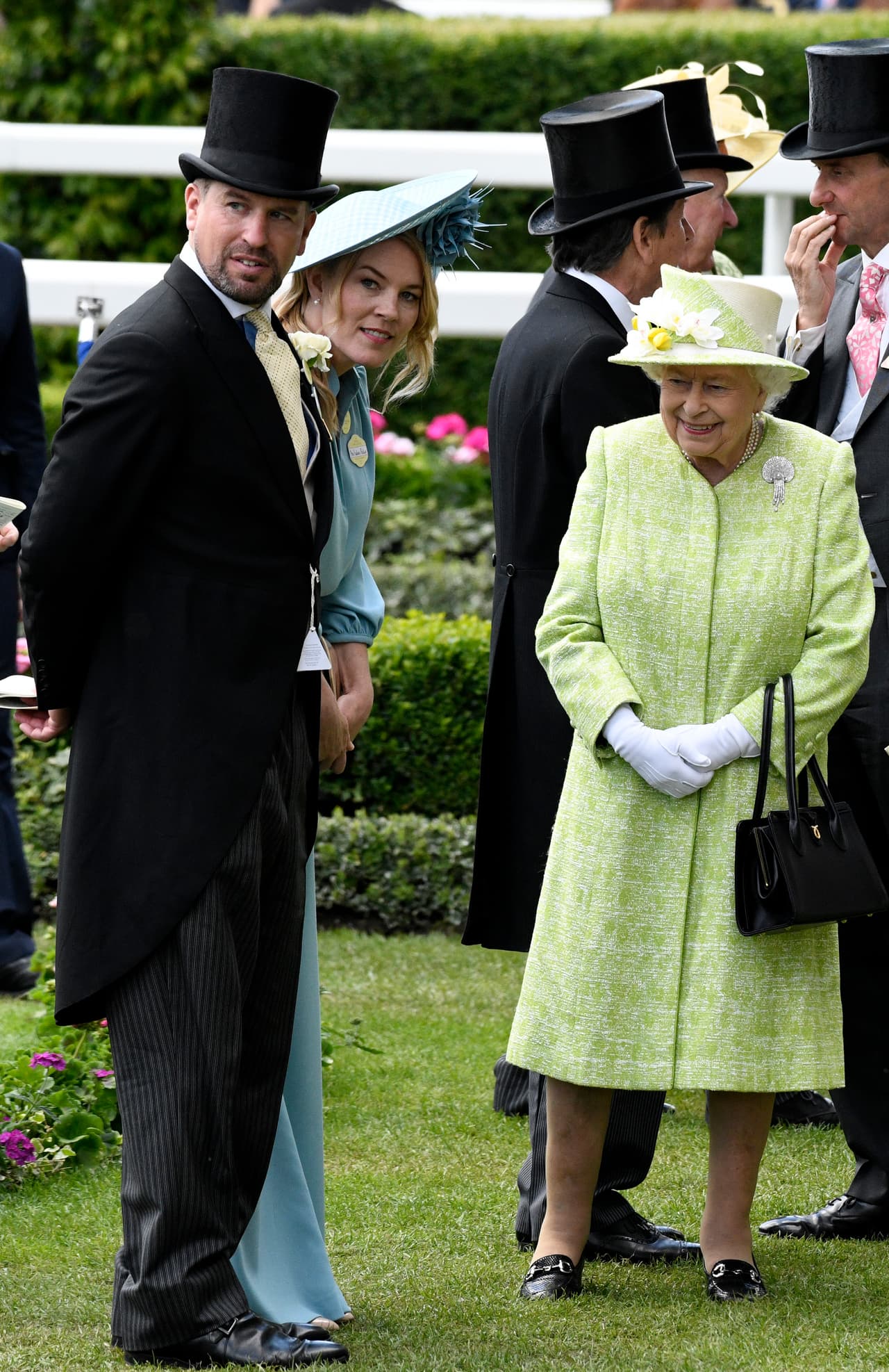 Este es el segundo divorcio dentro de la familia real británica que se anuncia en una misma semana. Apenas el pasado 10 de febrero se dio a conocer que Peter Phillips, 
<b><a href="https://www.univision.com/famosos/antes-de-que-meghan-markle-y-el-principe-harry-quisieran-mudarse-un-primo-habia-trastornado-la-paz-de-la-reina-isabel-fotos" target="_blank">uno de los nietos más allegados a la monarca</a></b>, confirmó públicamente que llevará cabo una separación legal de su esposa Autumn Kelly. Ambos aparecen en esta imagen con Isabel II.
<br>