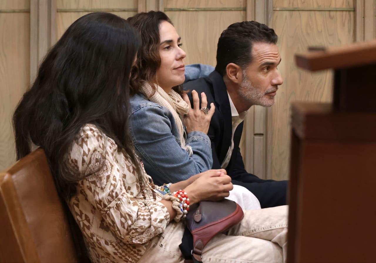 A la salida de la corte, los familiares fueron abordados por la prensa: "No podemos dar declaraciones, gracias", dijo Silvia Lyle, según presentó 'Ventaneando'.
<br>