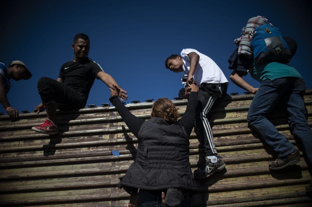 La Patrulla Fronteriza dijo en un comunicado que un grupo de migrantes se separo de la manifestación pacífica en Tijuana e intentó cruzar de manera ilegal.
