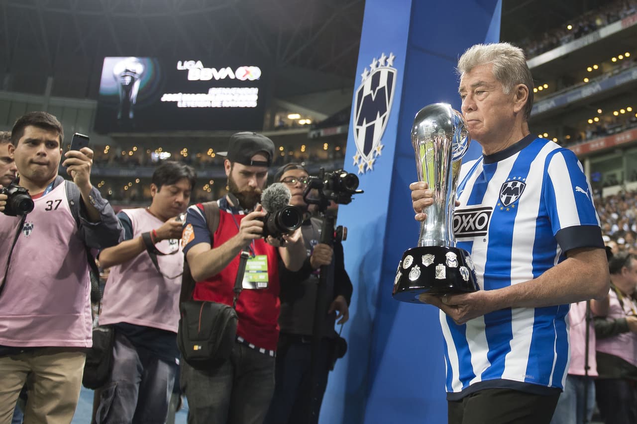 La copa llega al estadio de la mano de uno de los ídolos y leyendas de Rayados.