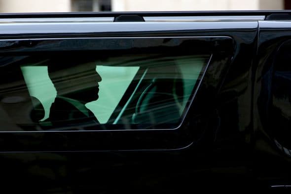 En medio de fuertes medidas de seguridad y el cortejo presidencial estaba formado por unos 20 vehículos, entre coches y furgonetas blindadas.