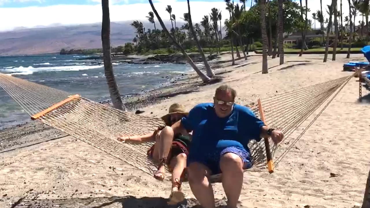 Raúl se quiso montar en la misma hamaca con Mia y casi la rompe