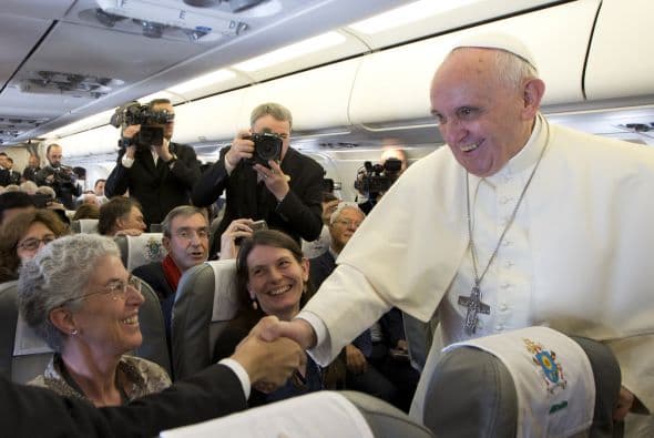 Y compartió con ellos entre sonrisas.