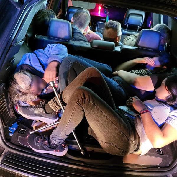 Agentes de la Patrulla Fronteriza detuvieron un vehículo sospechoso cerca de Tombstone, Arizona y determinaron que dos ciudadanos estadounidenses estaban traficando con ocho migrantes mexicanos. Cinco estaban peligrosamente hacinados en el asiento trasero y tres en el área de carga.