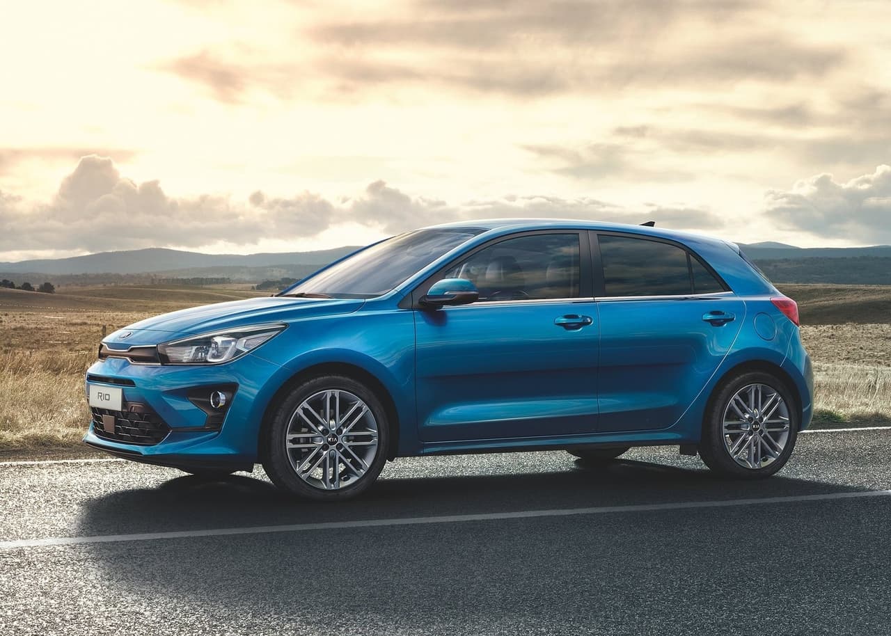 <h3 class="cms-H3-H3"><b>Kia Rio – 36 mpg</b></h3>
<br>
<br>El Kia Rio está motivado por un motor cuatro cilindros de 1.6 litros y 120 caballos de potencia relacionado a una transmisión automática CVT. Registra 33 mpg en ciudad, 41 mpg en carretera y 36 mpg en trayecto combinado. Por otro lado, con el tanque de combustible lleno, el Rio puede recorrer hasta 490 millas, la autonomía más amplia entre los modelos de esta lista. Su precio inicial es de $17,045.
<br>