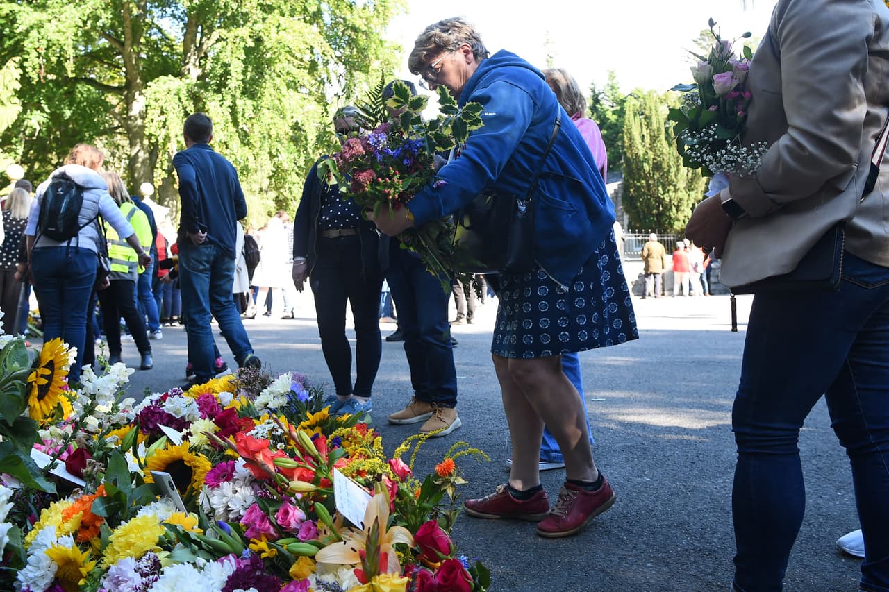 Mientras tanto, la gente sigue dejando flores fuera del castillo de Balmoral en Ballater, Escocia, este mismo 10 de septiembre de 2022, dos días después de que la 
<a href="https://www.univision.com/noticias/mundo/muere-reina-isabel-ll">reina Isabel II muriera a la edad de 96 años. </a>