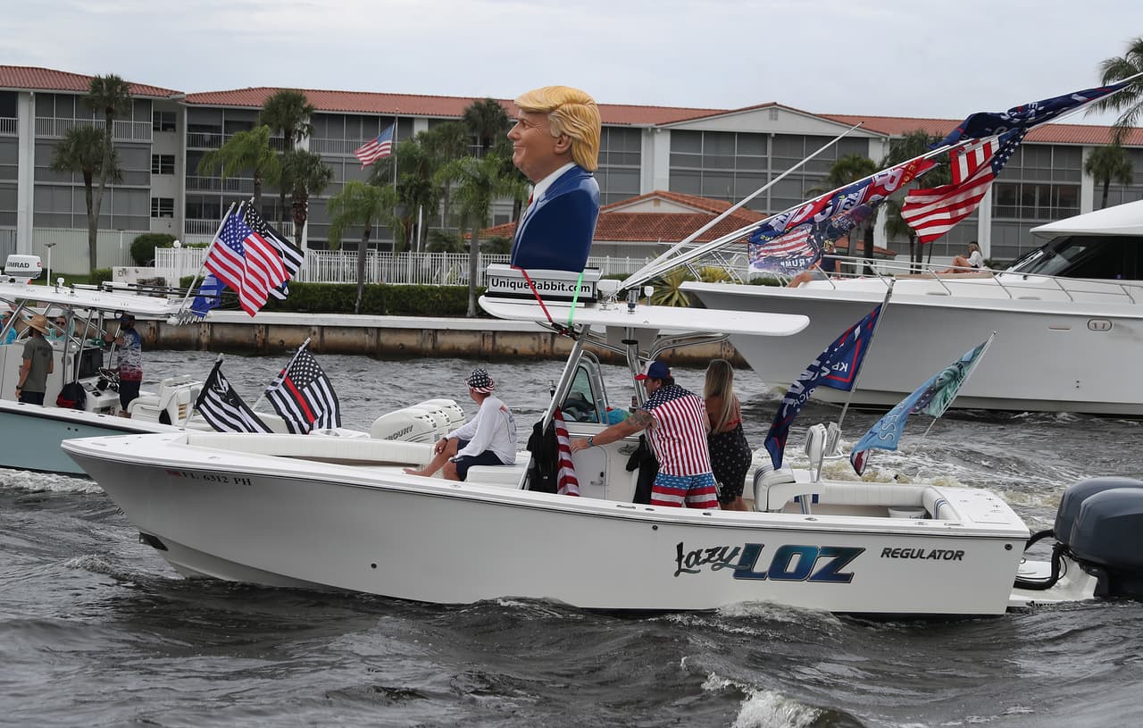 Liderando el desfile se encontraban dos botes con figuras del presidente Donald Trump.