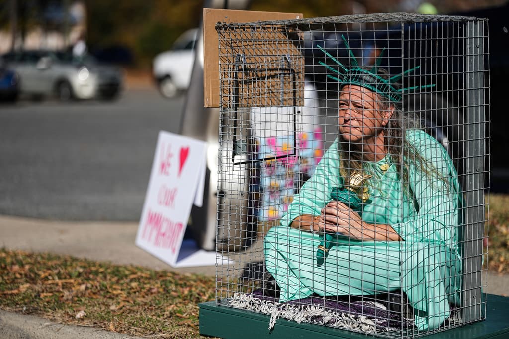<b>Las manifestaciones contra el operativo migratorio en Charlotte son constantes</b>. Shana Blake, por ejemplo, se vistió como 
<b>la Estatua de la Libertad </b>y se enjauló. Desde una esquina de la ciudad protestó 
<b><a href="https://www.univision.com/local/north-carolina-wuvc/patrulla-fronteriza-charlotte-arrestos-inmigrantes-negocios" target="_blank">contra la presencia de los agentes federales.</a></b>