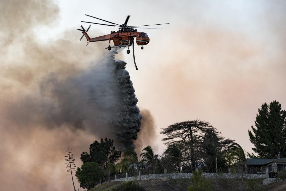 Un helicóptero de los bomberos luchaba contras las llamas en Los Ángeles.