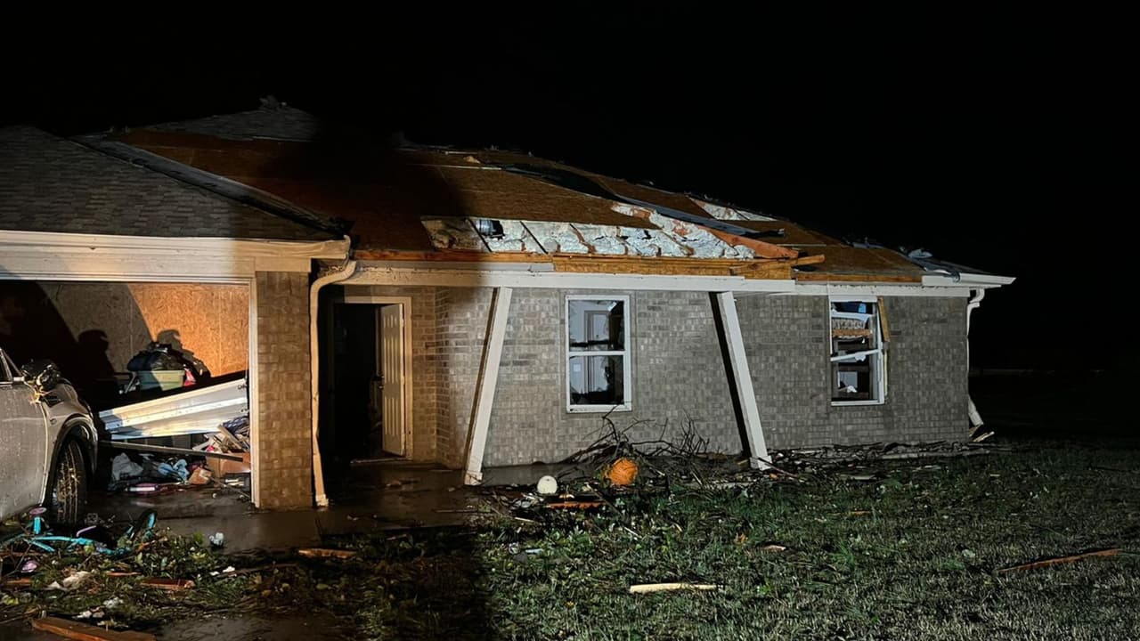También en Paris, las viviendas quedaron prácticamente en ruinas y las familias fueron trasladadas a refugios donde pasaron la noche. Ahora, la Cruz Roja Americana está apoyando a las familias afectadas.