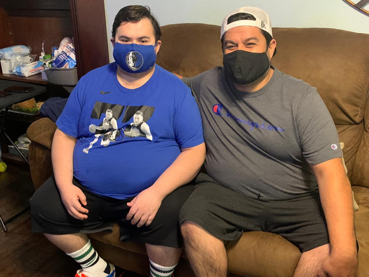 El equipo de básquetbol le regaló a Luis Antonio una cesta que contenía varios artículos de los Mavericks: dos playeras, medias y una mascarilla del equipo.
<br>
<br>