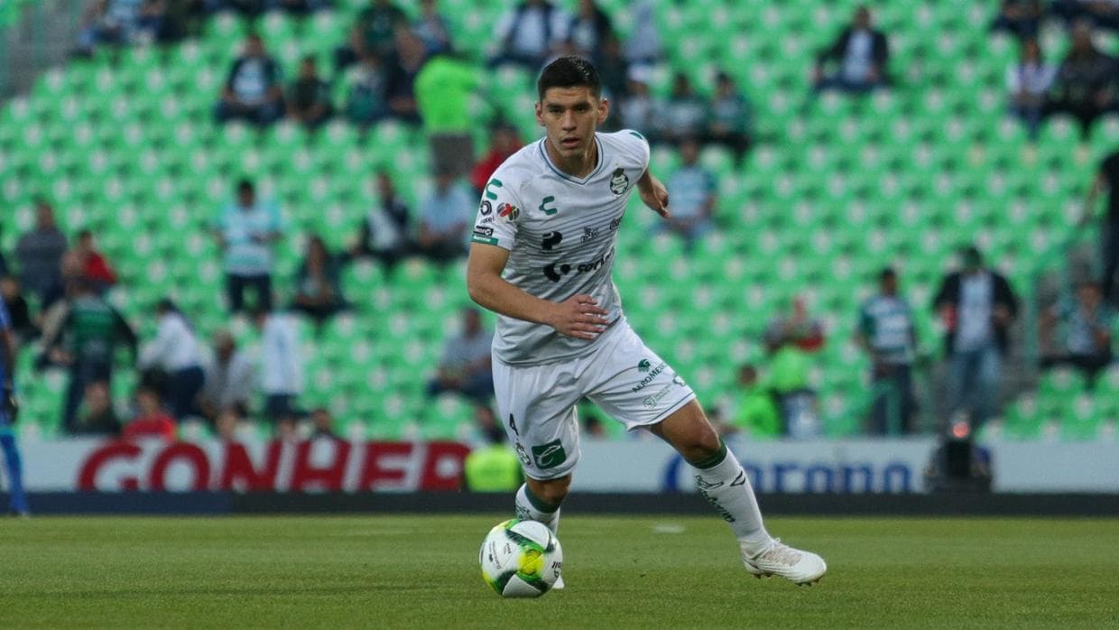 El juvenil Jesús Angulo ya no es más jugador de Santos Laguna
<a href="https://www.univision.com/deportes/futbol/liga-mx/de-verdiblanco-a-rojinegro-jesus-angulo-se-suma-a-los-refuerzos-de-atlas" target="_blank">, su nuevo club es el Atlas de Guadalajara. </a>