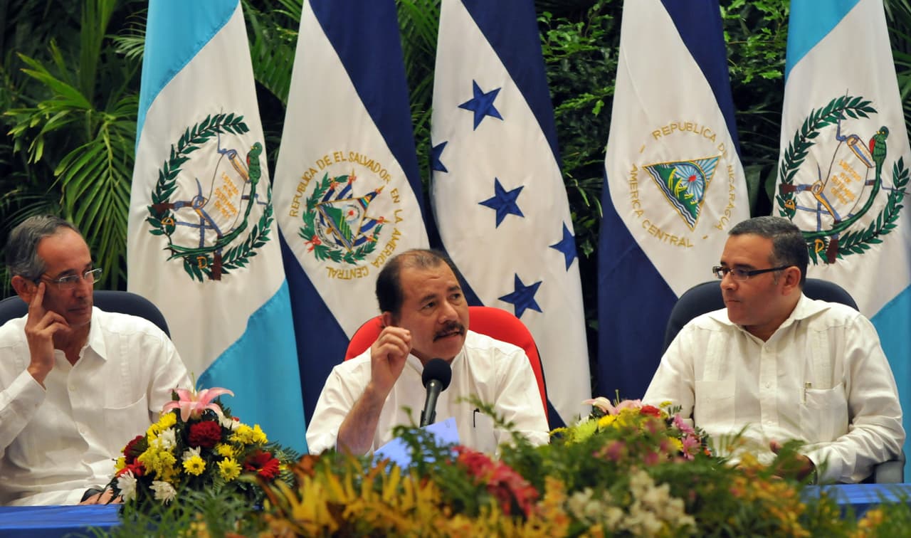 El gobierno de Ortega (centro) justificó el asilo a Funes (derecha) porque considera que está “en peligro su vida e integridad física la de su familia, por luchar en pro de la democracia, la paz, la justicia y los derechos humanos".