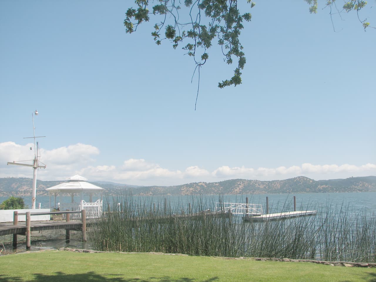 <b>Puesto 18. Clearlake, California. Tasa de pobreza: 35.9% (estado: 15.1%). </b>Ingreso medio por hogar: 27,034 dólares (estado: 67,169). Valor medio de la vivienda: 93,900 dólares (estado: 443,400). Población: 15,061. California tiene algunas de las propiedades inmobiliarias más caras del país, sin embargo, Clearlake es la única ciudad en el estado donde la mayoría de las casas valen menos de 100,000 dólares.