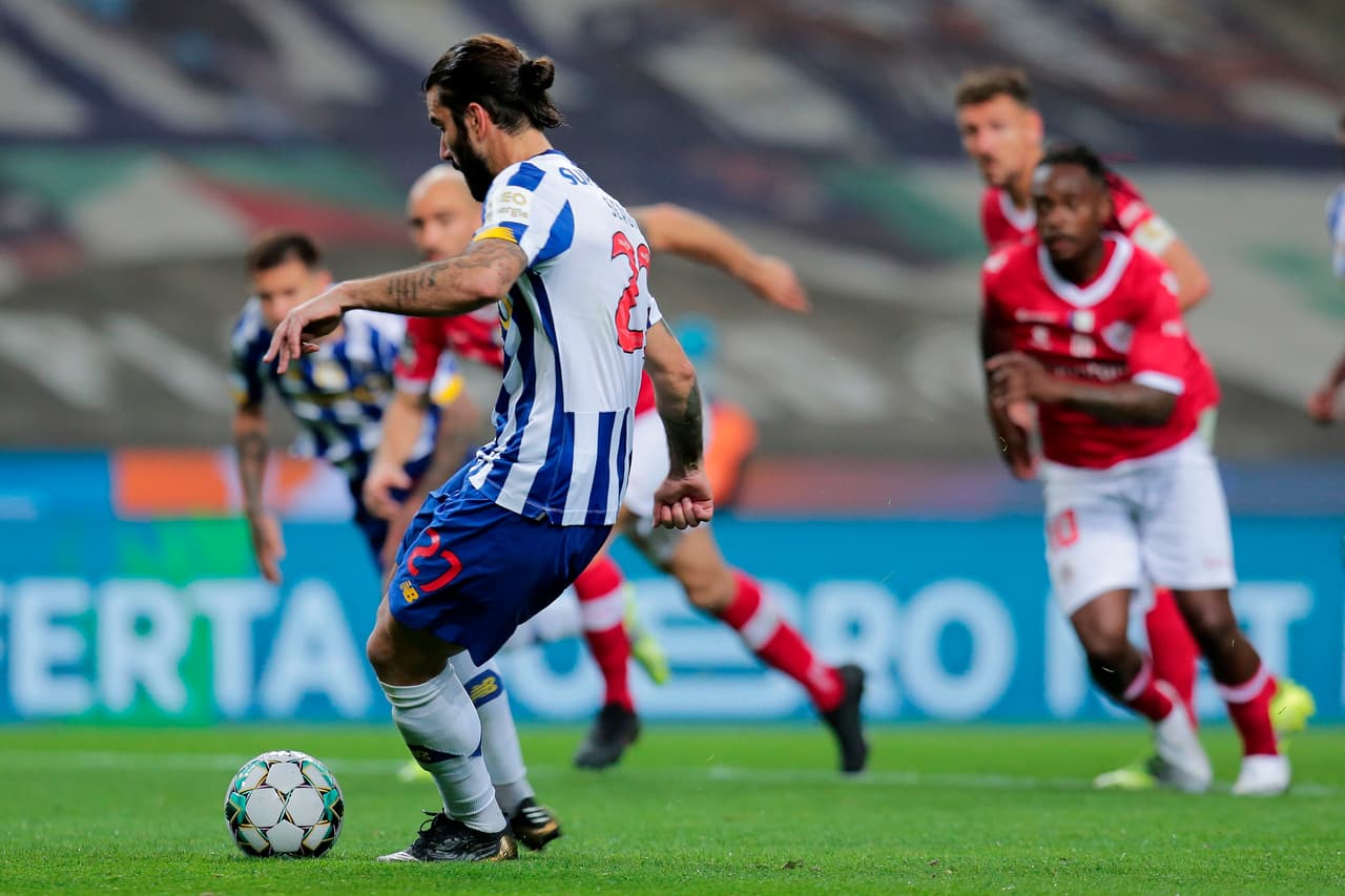 El portero Marco terminó derribando a Mehdi Tareme en el área para que el árbitro señalara al manchón penal.