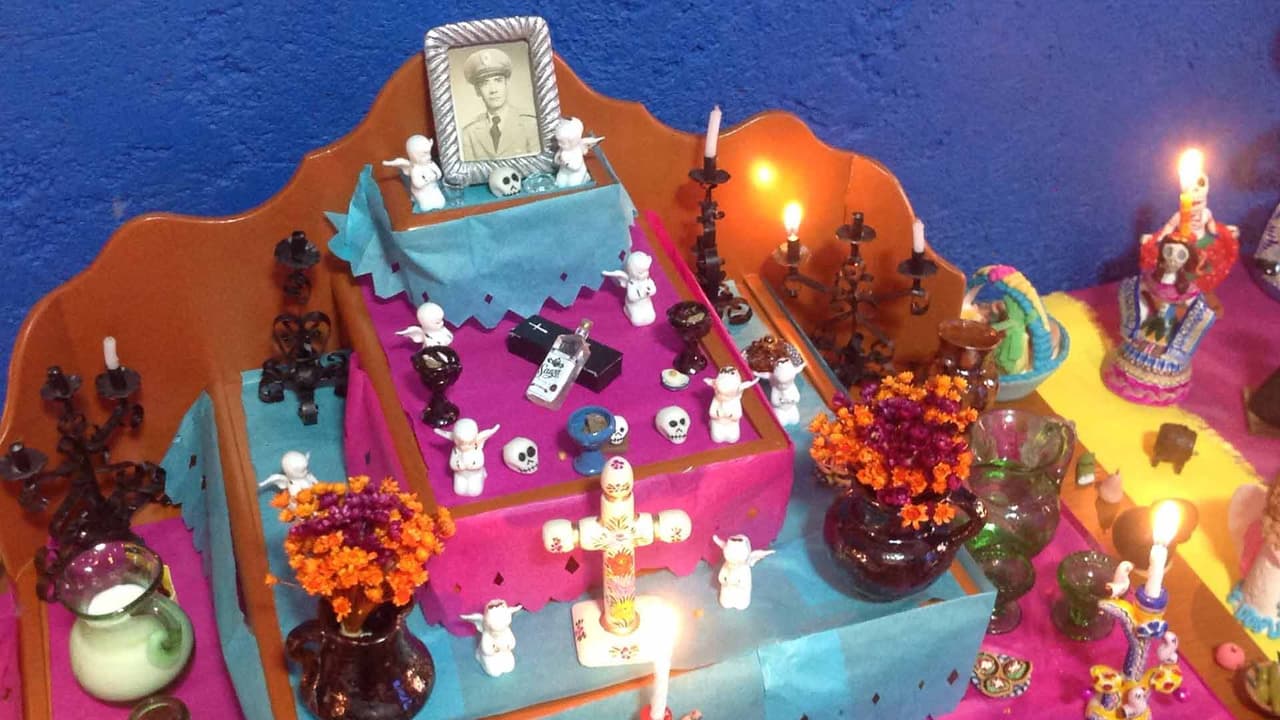 Celia María Deolarte coloca cada año un altar miniatura con los platillos favoritos de sus seres queridos