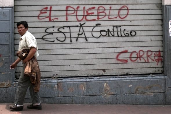 Centenares de ecuatorianos se aglomeraron a inmediaciones del citado hospital y de la sede de gobierno exigiendo la restitución del gobernante.