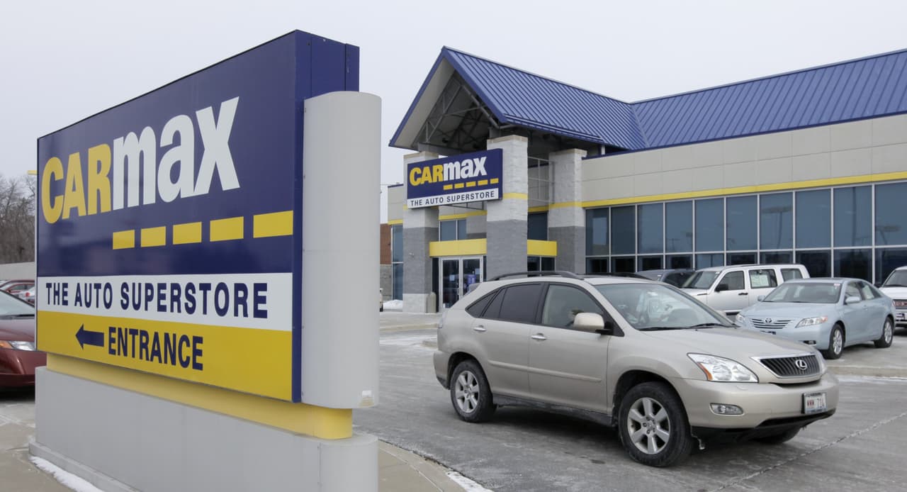 <b>Puesto 16. CarMax. Trabajadores suspendidos: alrededor de 15,500.</b> La empresa de venta de autos usados hizo el anunció el 8 de abril. Aproximadamente la mitad de las 217 tiendas están cerradas o funcionan a menos de su capacidad total. La compañía también recortó el sueldo de su equipo ejecutivo.