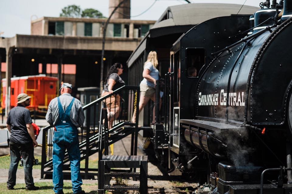 <b>Georgia State Railroad Museum</b>
<br>
<b>Sitio web</b>: 
<a href="https://chsgeorgia.org/GSRM">https://chsgeorgia.org/GSRM</a> 
<br>
<b><a href="https://maps.app.goo.gl/8mbn8AyP6yBJyjjXA">Cómo llegar</a> </b>
<br>
<br>El Museo del Ferrocarril del Estado de Georgia en Savannah, un hito histórico nacional, incluye una plataforma giratoria operativa. Los visitantes pueden explorar vagones y realizar visitas guiadas. También se pueden realizar viajes en trenes de vapor o diésel.