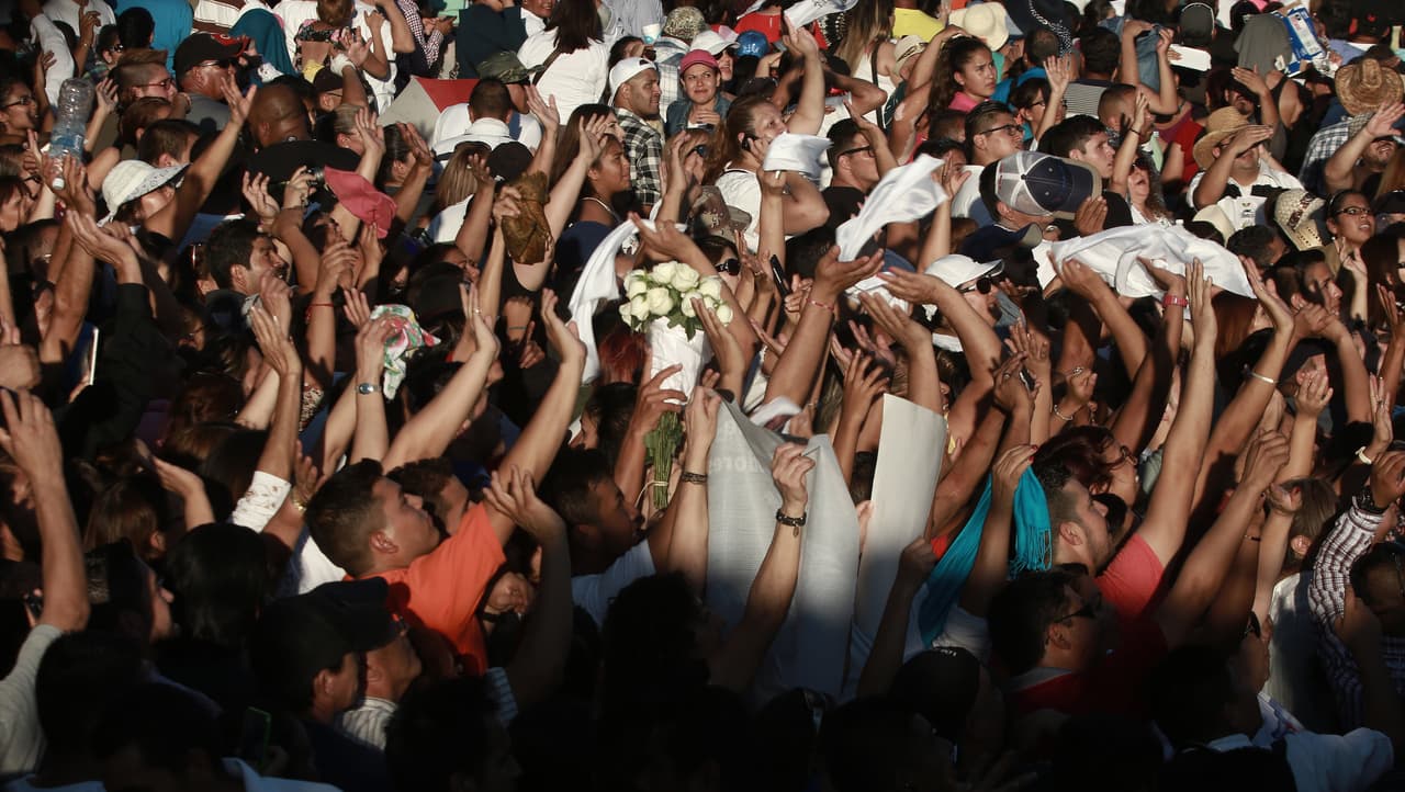 Una multitud despidió a Alberto Aguilera de Ciudad Juárez, a donde finalmente volverá para descansar en la que fuera su casa.