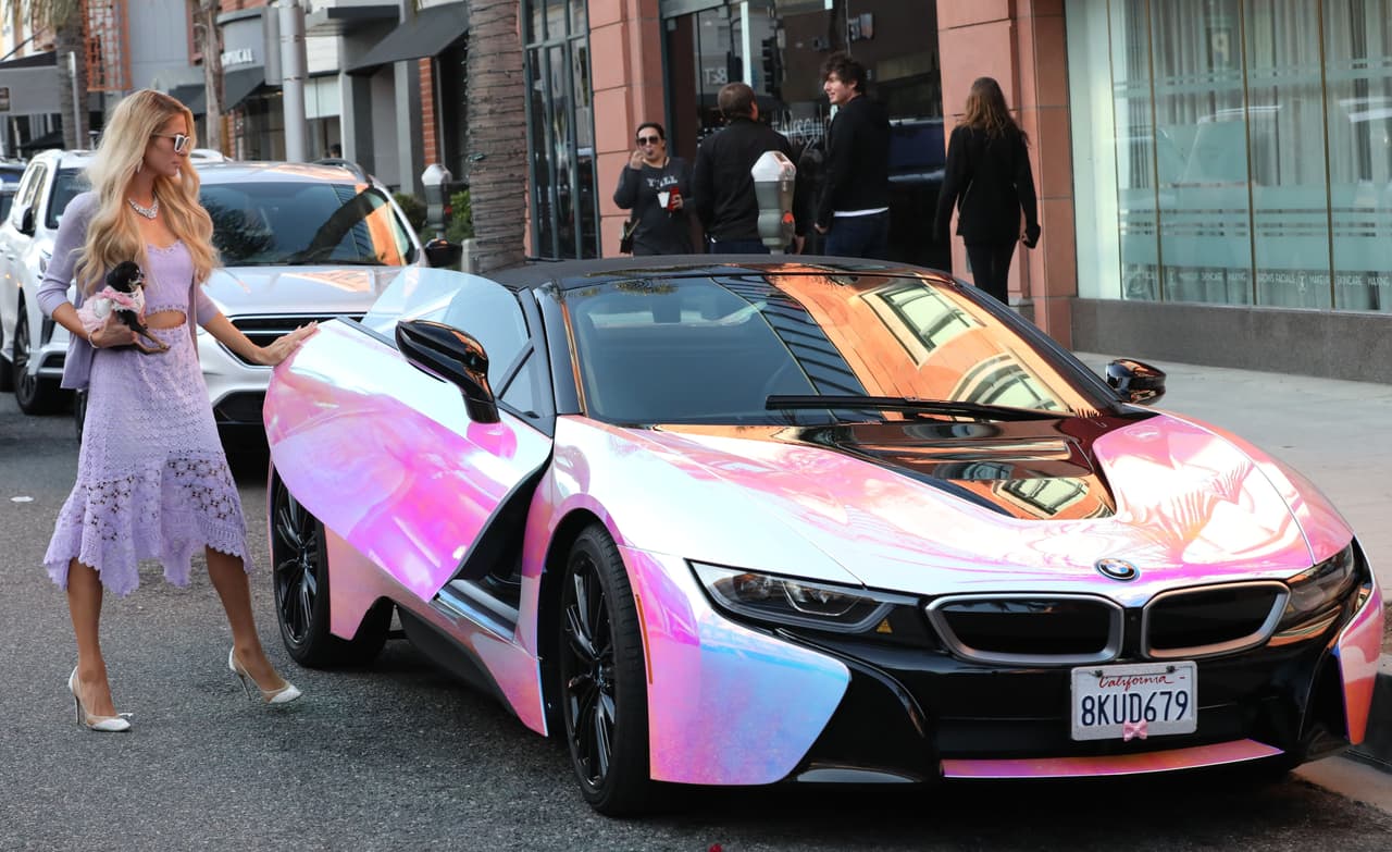 Inspirada en las faldas que usa para el festival Burning Man, Paris Hilton trabajó en la imagen de su carro, informó el 
<b><a href="https://www.dailymail.co.uk/tvshowbiz/article-7918909/Paris-Hilton-shines-lavender-dress-carried-pooch-newly-customized-holographic-BMW.html" target="_blank">Daily Mail</a>. </b>