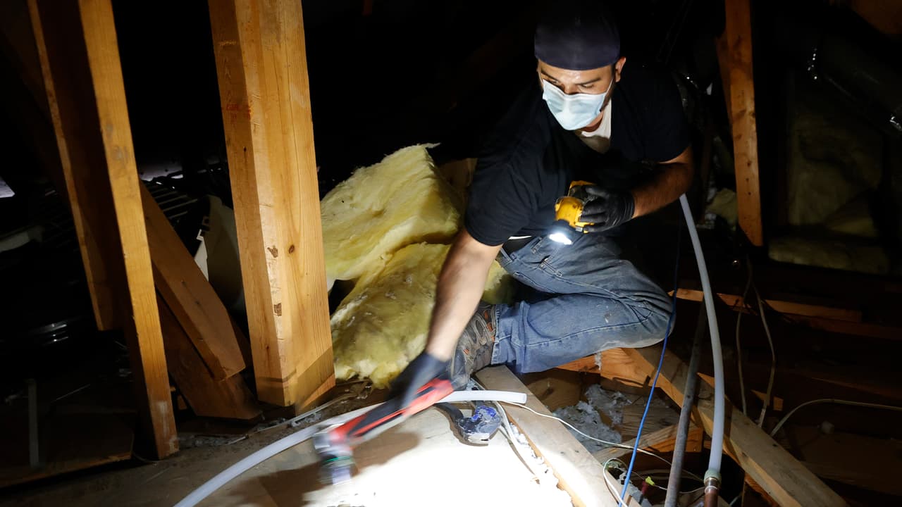 Las tuberías rotas provocaron destrosos en las casas.