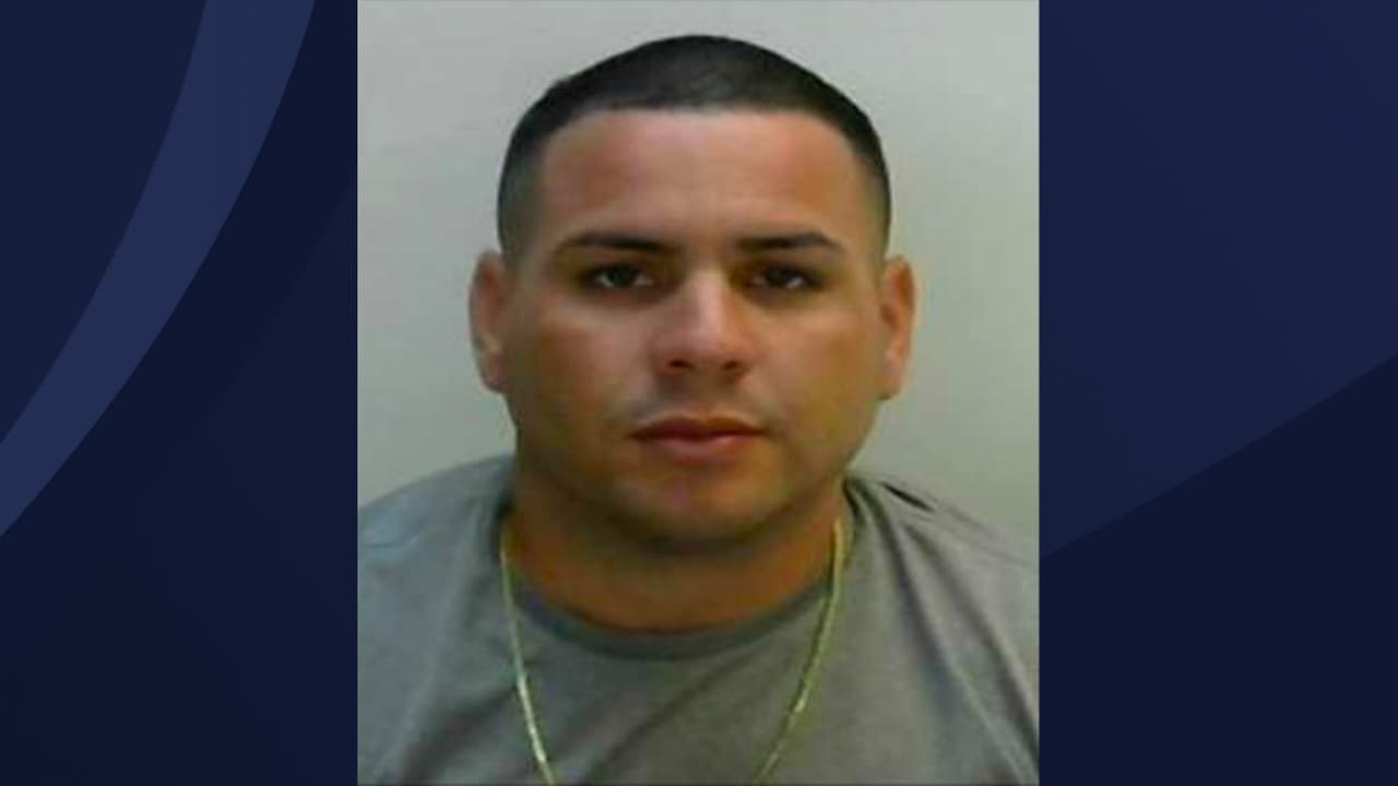 Ángel A. Ortiz Matos es buscado por Ley 54 con una fianza de $150 mil.