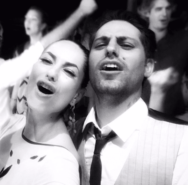 Mori eligió publicar una imagen en blanco y negro en la que aparecen ella y Renato.