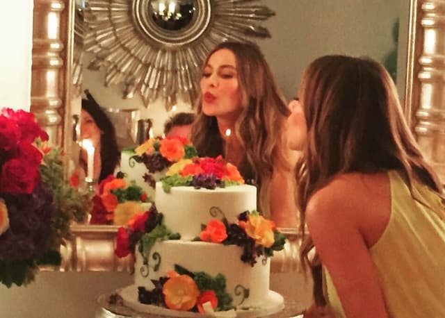 Sofía Vergara celebró su cumpleaños 43 soplando las velitas de su rico pastel.