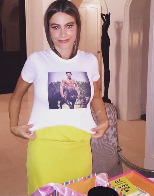 Y hasta se puso la camiseta de su amado para hacer de esta celebración algo memorable.