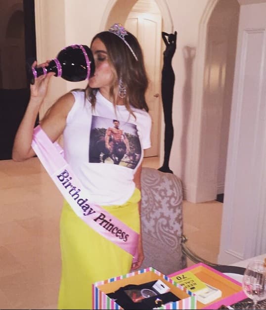 Y hasta posó como una princesa, con todo y corona para celebrar esta fecha tan especial.