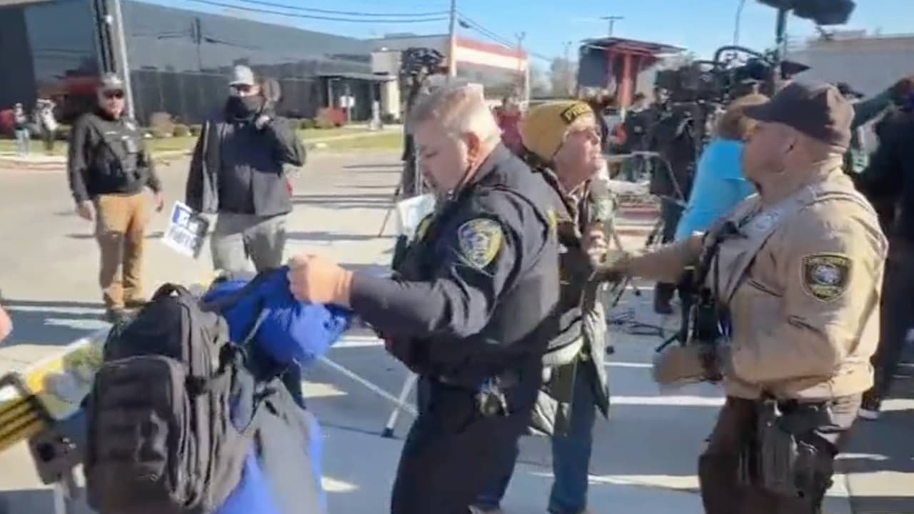 Empujones, gritos y detenidos: imágenes del caos tras protestas frente a centro de ICE en Broadview