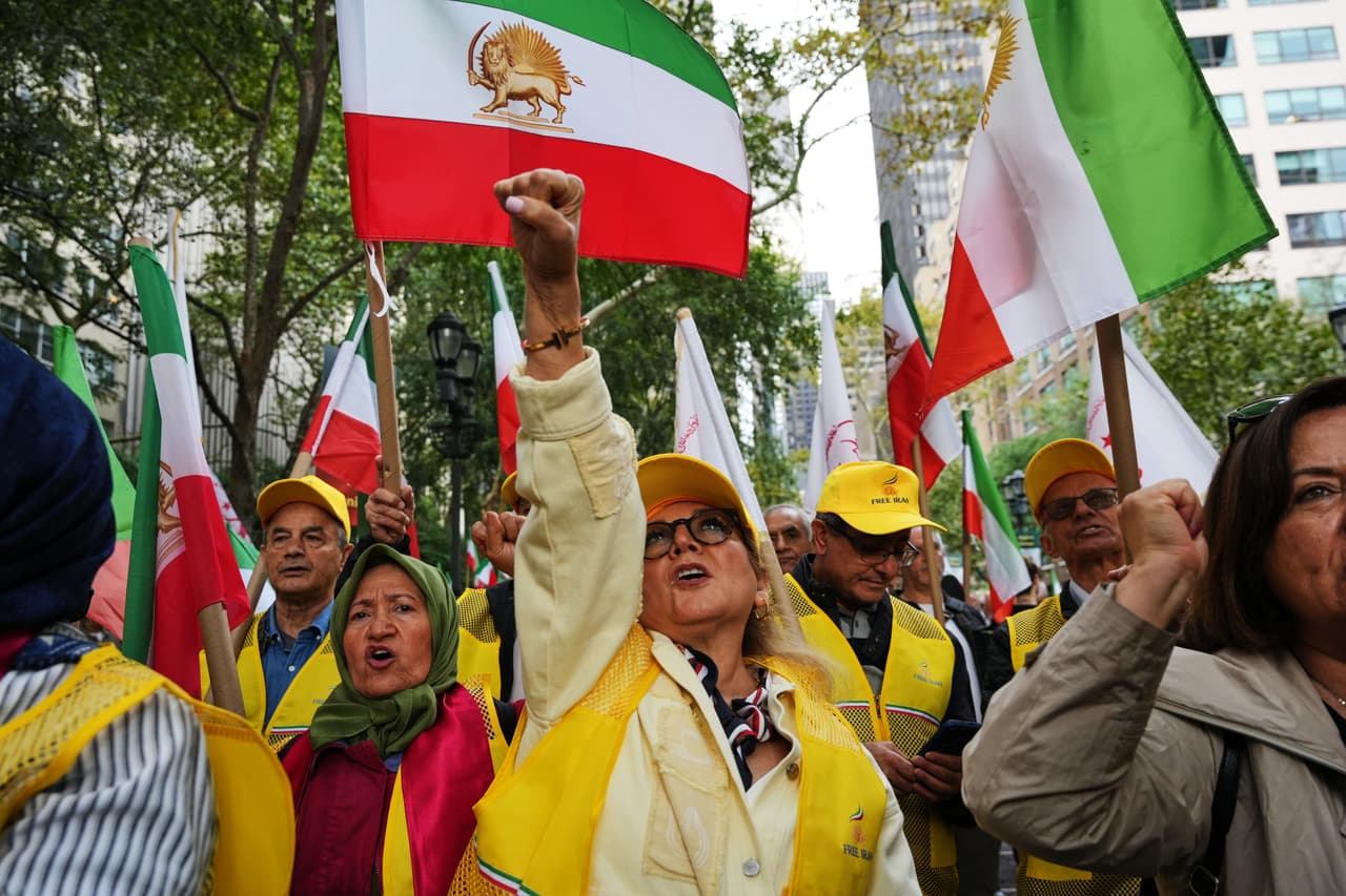 Manifestantes contra el régimen iraní protestan frente a la sede de las Naciones Unidas durante el 81.º período de sesiones de la Asamblea General de las Naciones Unidas, el martes 22 de septiembre de 2026, en Nueva York