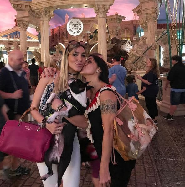 La cantante mexicana Alejandra Guzman sin duda tiene un gran talento que no le cabe en ese cuerpecito, pues la rockera mide apenas 5' 1''/ 1.54 m, mientras que su hija, Frida Sofía, mide 5' 4''/ 1.62 m.