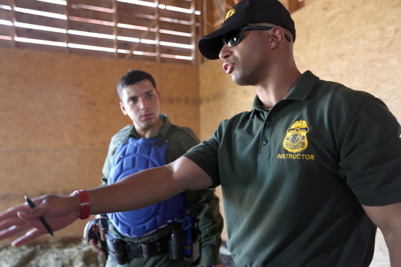 <b>"Es demasiado el tráfico que hay". </b>Desde hace años vive en Texas, en la frontera con México. Allí ha visto el cruce de inmigrantes, el tráfico de personas y el poder del narcotráfico. Al entrar en contacto con agentes fronterizos en las tiendas y restaurantes de la ciudad, nació su idea de alistarse.