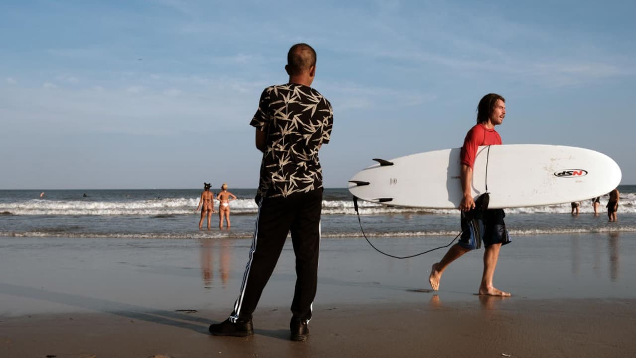 La aparición de los tiburones en las costas de Nueva York tiene en alerta a las autoridades y bañistas, quienes se acercan a las playas motivados por el intenso calor.