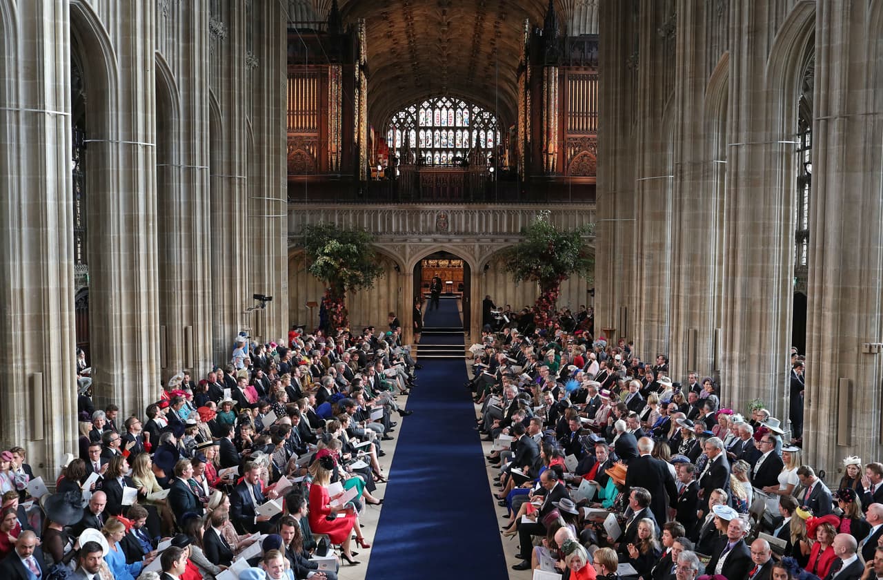 Cerca de 800 personas se dieron cita en la capilla de San Jorge antes de las 11:00 de la mañana, hora local, para ser testigos de la histórica unión de
<b><a href="https://www.univision.com/entretenimiento/realeza/boda-real-de-la-princesa-eugenie-de-york-los-detalles-que-no-te-puedes-perder?333=">la princesa Eugenie de York con el empresario Jack Brooksbank.</a></b>
