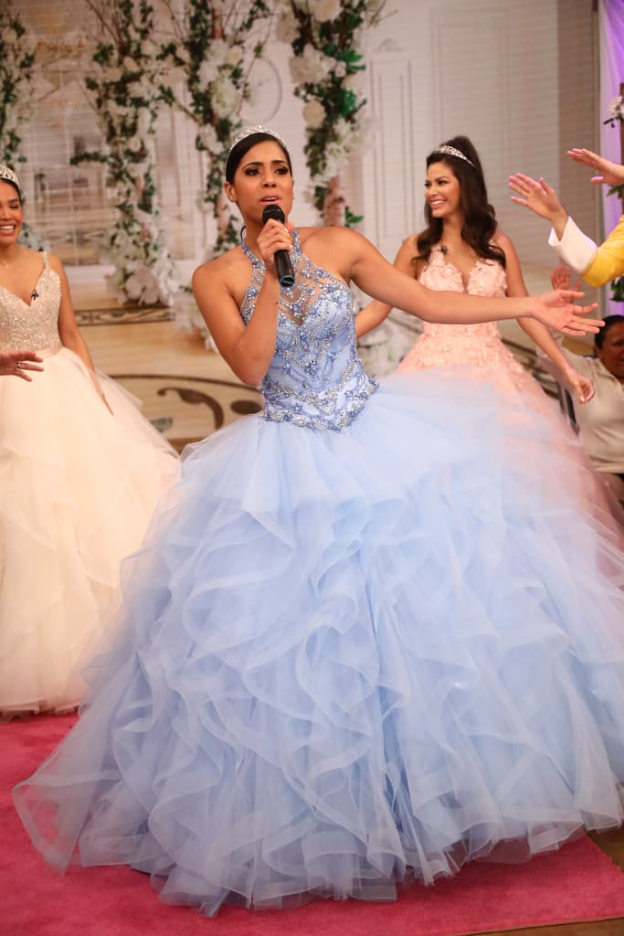 La música comenzó a sonar y Francisca mostró que es bastante afinada.